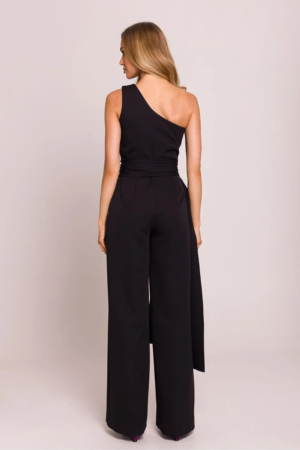 Combinaison asymétrique élégante en tissu noir, ceinture intégrée, jambes larges, sans manches, occasion soirée, femme
