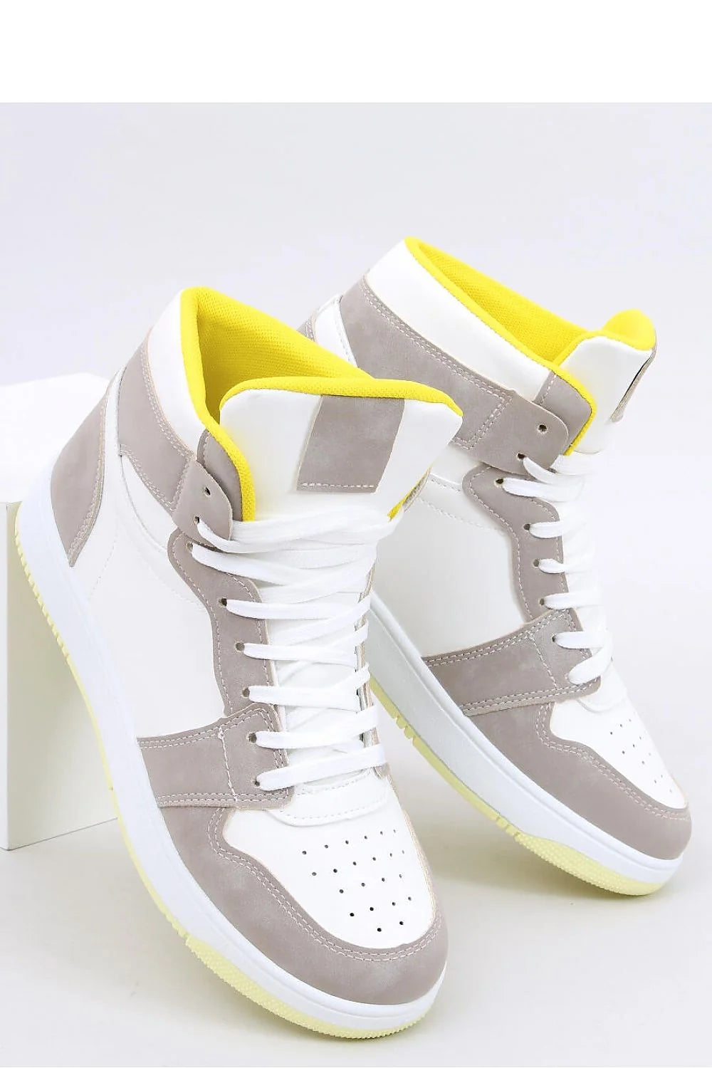 Baskets montantes femmes mode moderne style urbain cuir écologique tissu blanc gris jaune perforations semelle caoutchouc confort