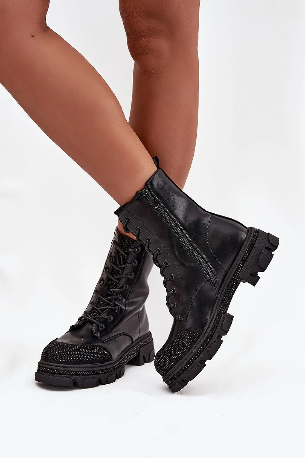 bottines femme similicuir noires cheville contemporaines laçage frontal zip latéral semelleplateforme crantée antidérapante boutrenforcé décoratif oeilletsmétalliques doublurechaude confortable durable