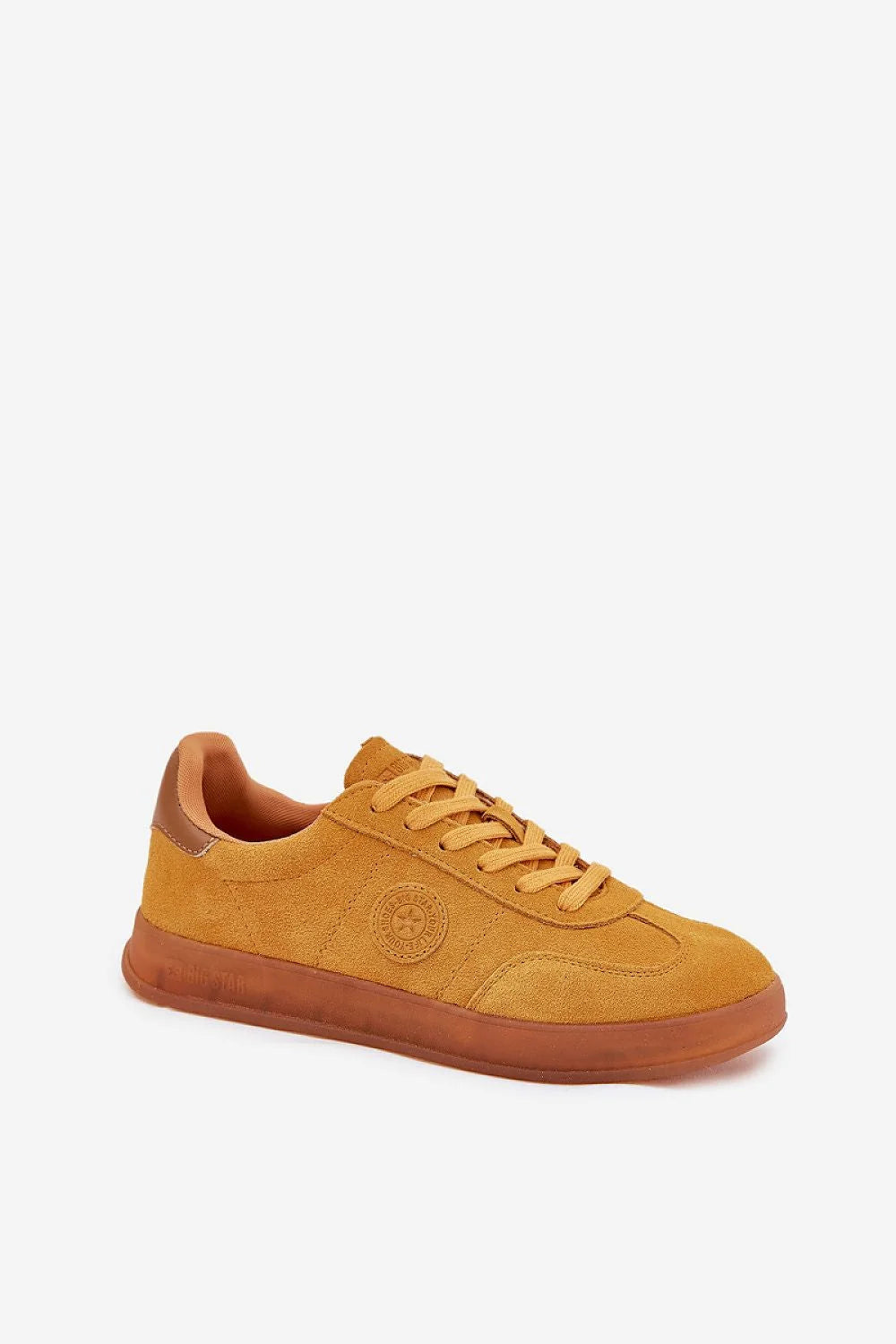 Sneakers mode femme cuir suédé jaune moutarde semelle caoutchouc marron logo discret design classique confort optimal
