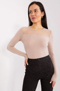 Chemisier élégant pour femmes en beige doux matière extensible mesh épaules buste longues manches ajustées coupe moderne