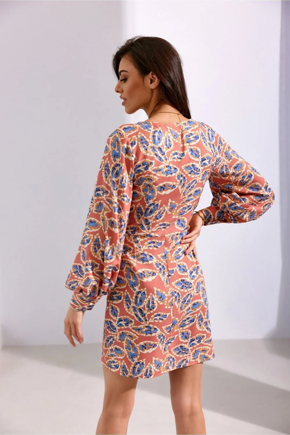 Robe de cocktail élégante imprimé floral abstrait bleu beige blanc pêche manches longues col V femmes