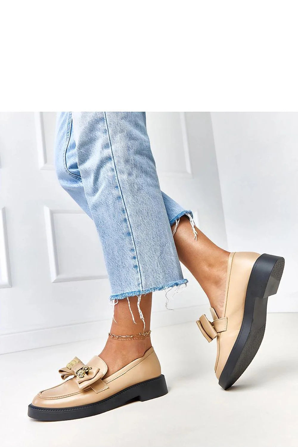 mocassins femme beige nude cuir écologique bout arrondi nœud satiné ornement doré semelle compensée noire plateforme surpiqûres soignées antidérapant confortable