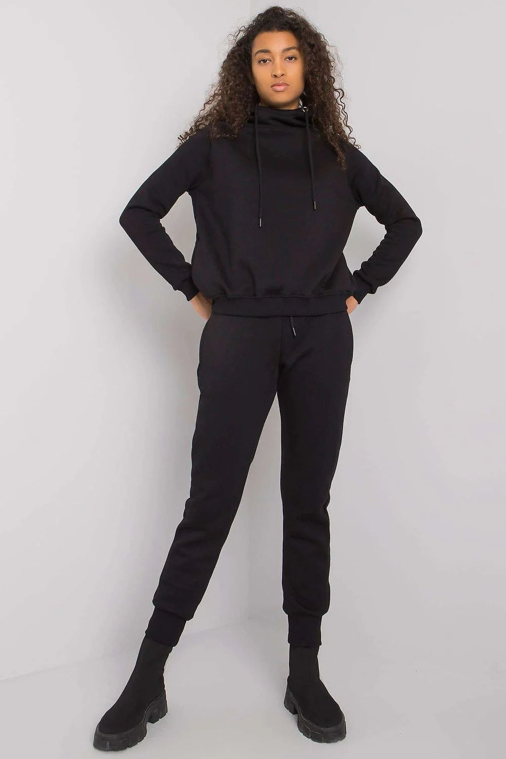 Ensemble de survêtement pour femmes sweat à capuche pantalon coordonné couleur noire matière coton élasthanne taille ajustée sportswear décontracté