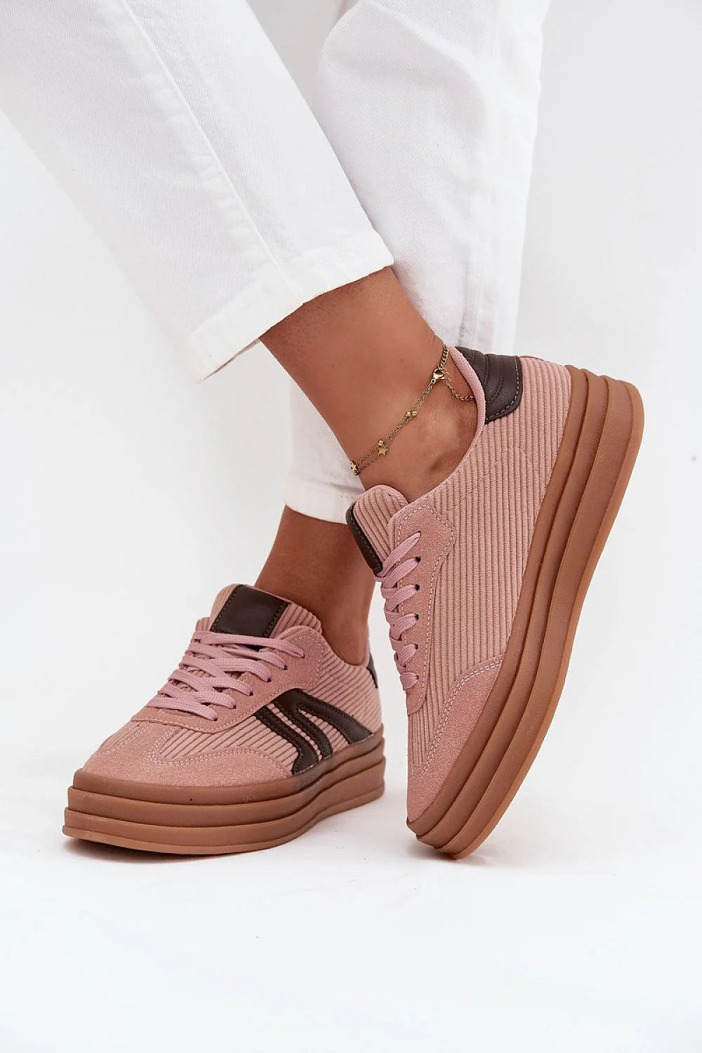 baskets femme basses plateforme urbaine confortables semelle épaisse multicouches marron velours côtelé rose poudré suède empiècements lacets assortis
