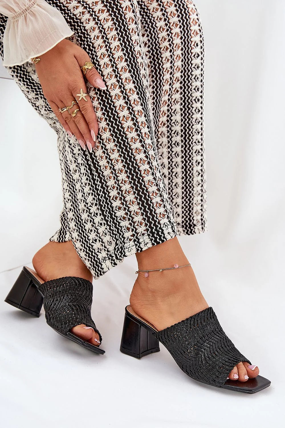 Sandales modernes pour femme été 2023 talon carré cuir artificiel tressé noir Perlées