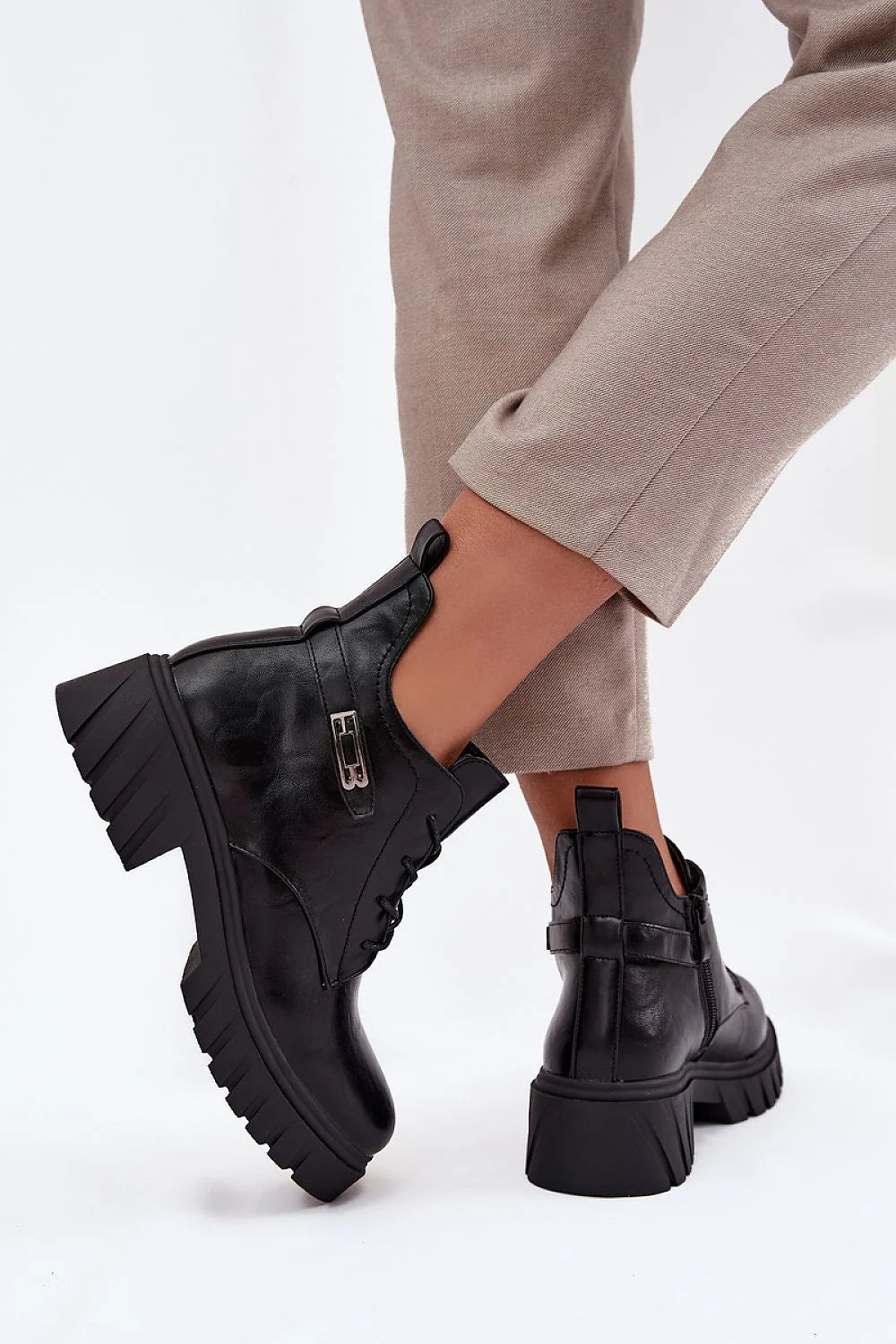 bottines femme Jezzi cuir écologique noir lisse tige montante bout arrondi semelle plateforme crantée talon bloc laçage fermeture
