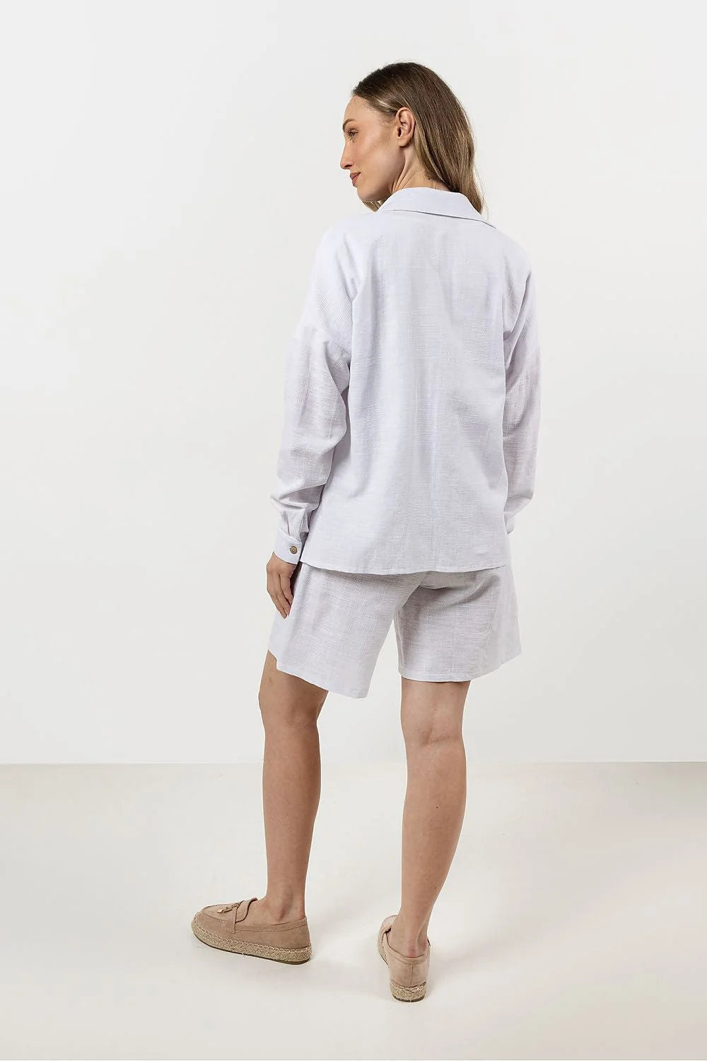 femme chemise longue manches coton blanc oversize coupe ample minimaliste col classique boutons cachés respirant légère confortable intemporelle élégante