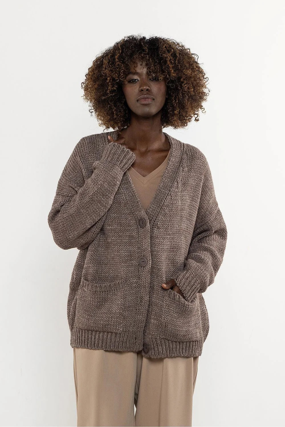 cardigan femme oversize grosse maille taupe boutonné poches plaquées coupe décontractée manches longues épaules tombantes bordcotes tricotée épaisse