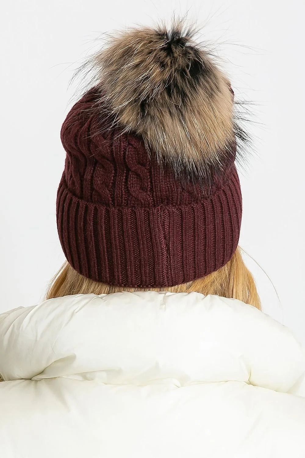 Bonnet d'hiver en tricot bordeaux profond avec bords côtelés et pompon en fausse fourrure noire acrylique coton cachemire femme