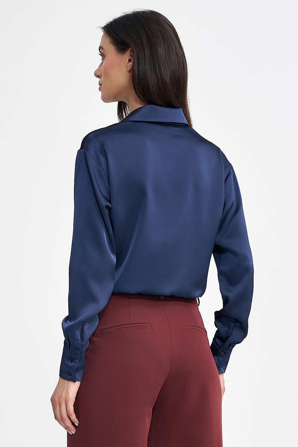 blouse femme satinée soie bleu profond manches longues col pointu boutonnage boutons noirs poignets boutonnés coupe ajustée fluide élégante professionnelle