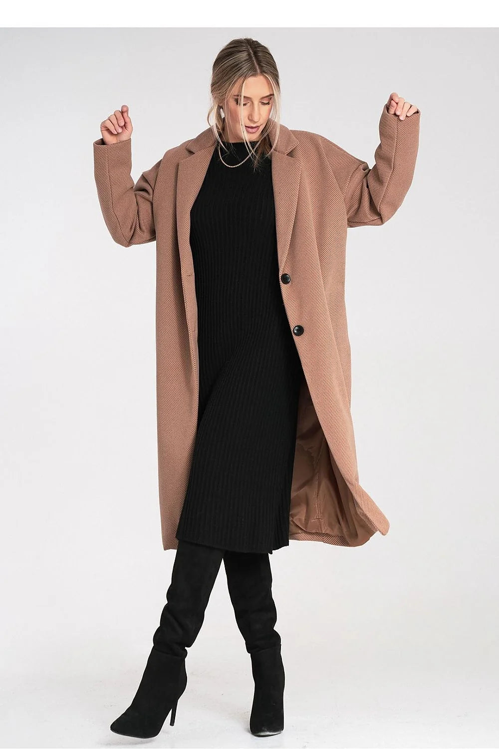 manteau long femme oversize camel tissu texturé chevron twill coupe droite mollets col tailleur classique boutons noirs poches latérales emmanchures