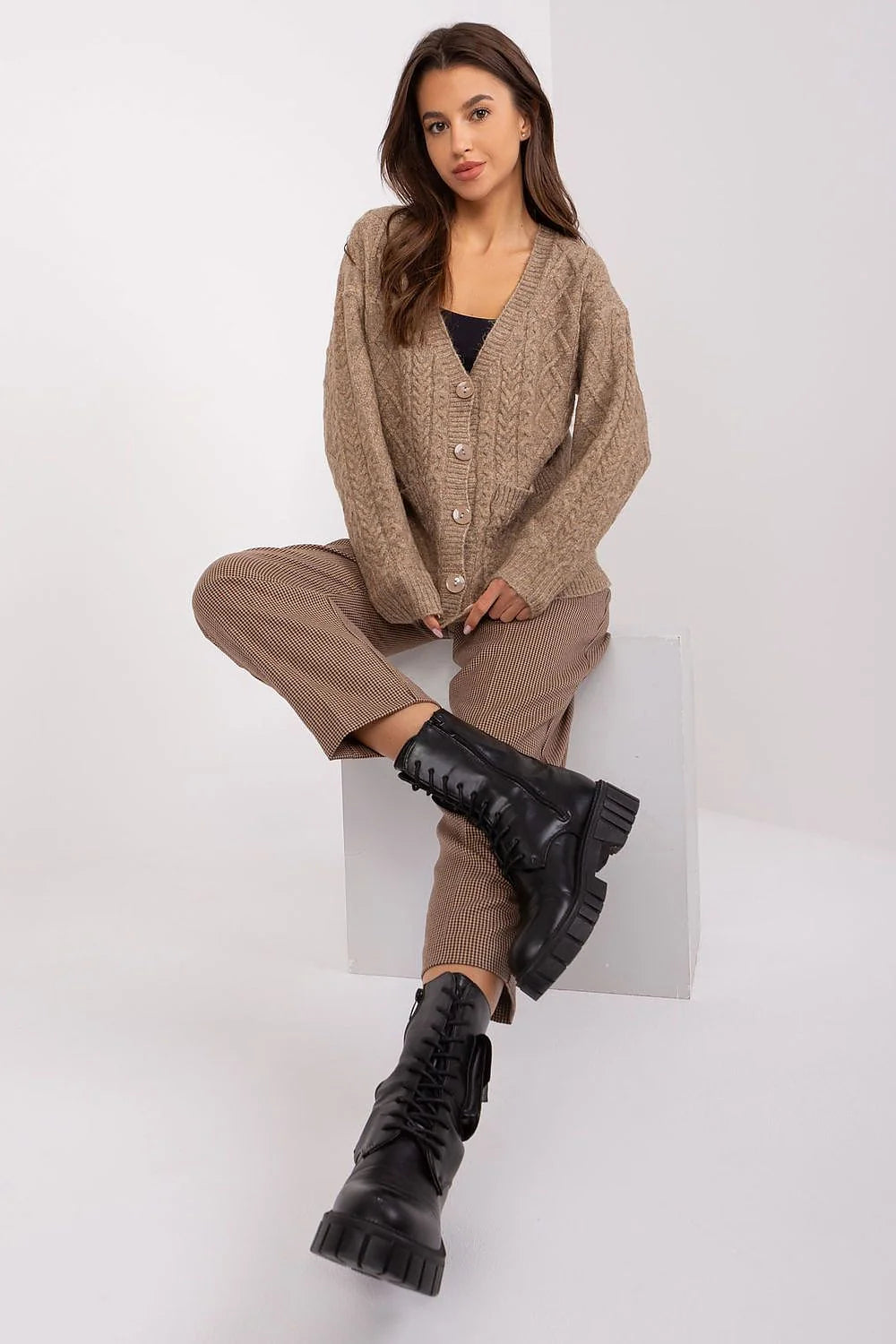 Cardigan pour femme en laine mélange design V-neck texture torsades couleur taupe taille polyvalente