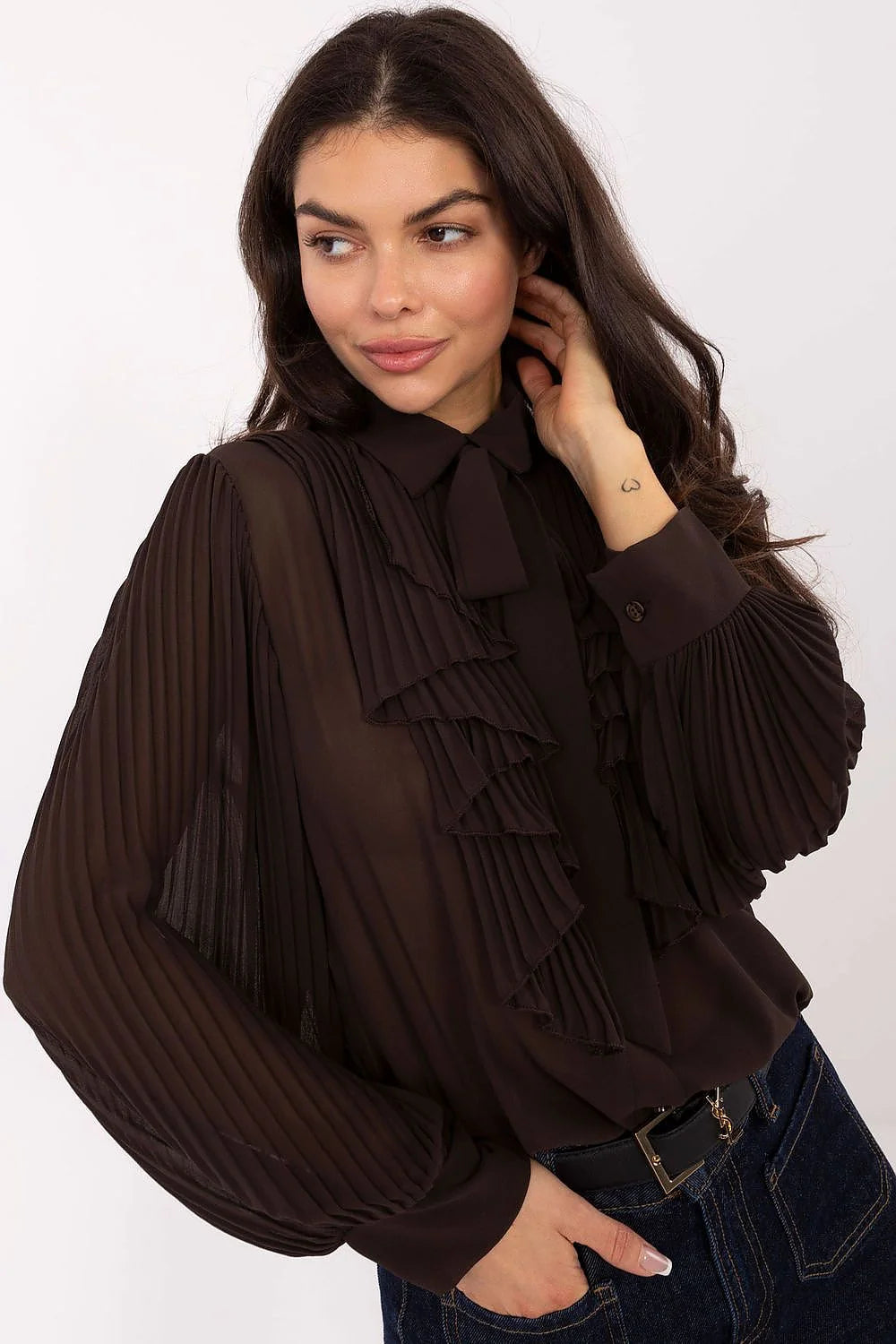 chemise femme manches longues plissées lavallière nouée jabot volants chiffon marron foncé semi transparent fluide légère stretch confortable boutonnée élégante
