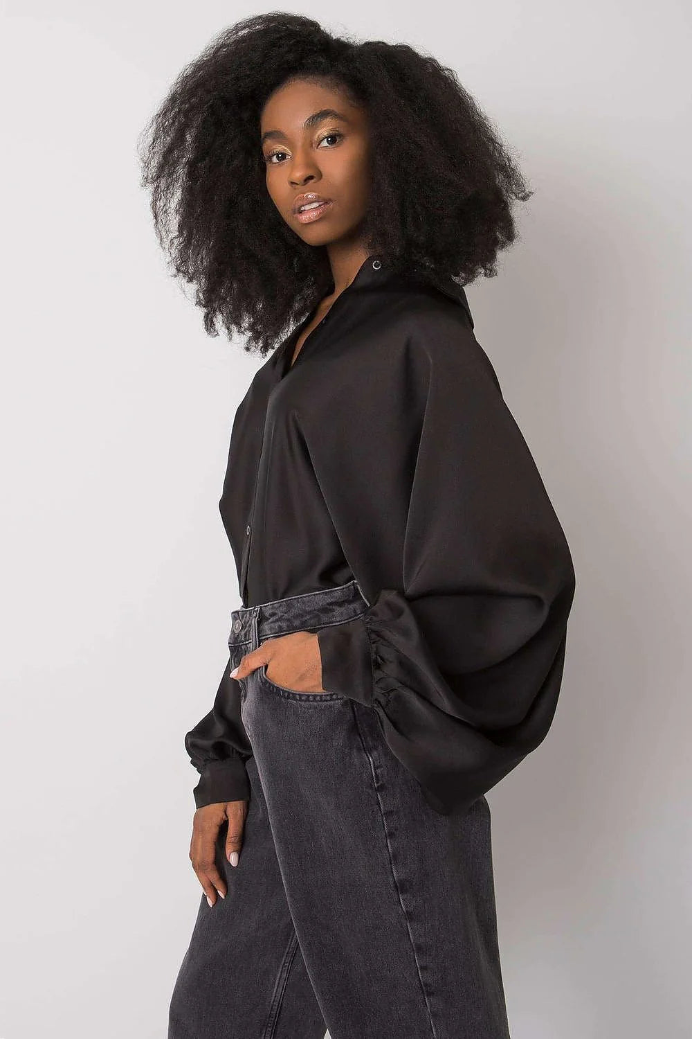 Blouse élégante à manches longues ballon en satin noir pour femme, coupe ample et moderne