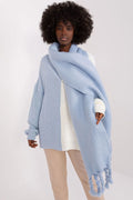 Écharpe volumineuse en laine mohair bleu clair franges torsadées pull maille torsadée bleu pastel blanc cassé pantalon beige clair automne hiver