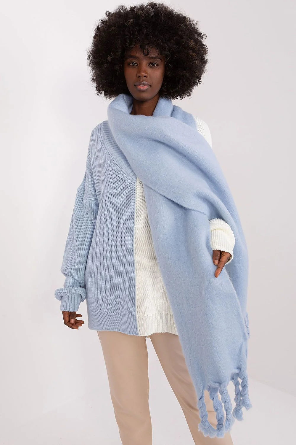 Écharpe volumineuse en laine mohair bleu clair franges torsadées pull maille torsadée bleu pastel blanc cassé pantalon beige clair automne hiver