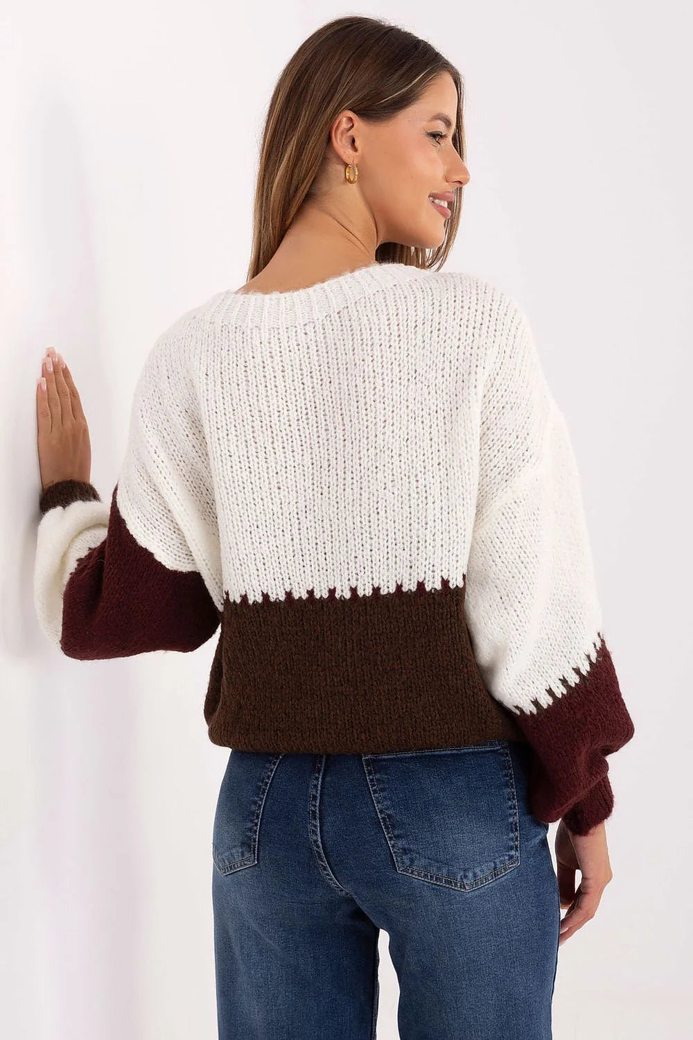 pull femme rayé tricolore blanc bordeaux marron oversize coupe courte col rond côtelé manches ballon longues