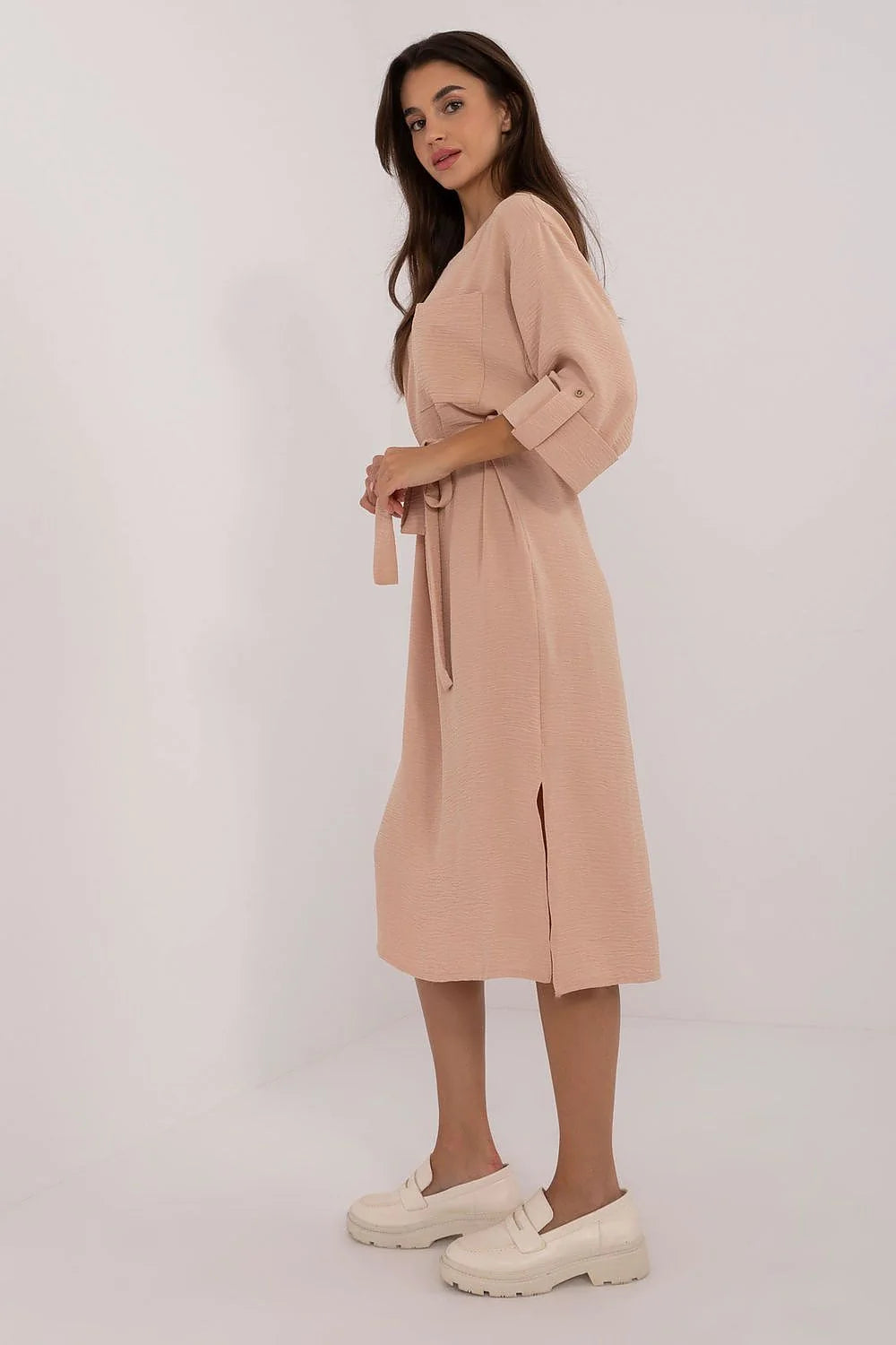 robe midi femme ceinturée beige rosé coupe droite oversized manches troisquarts encolure ronde crêpé texturé confortable poche poitrine