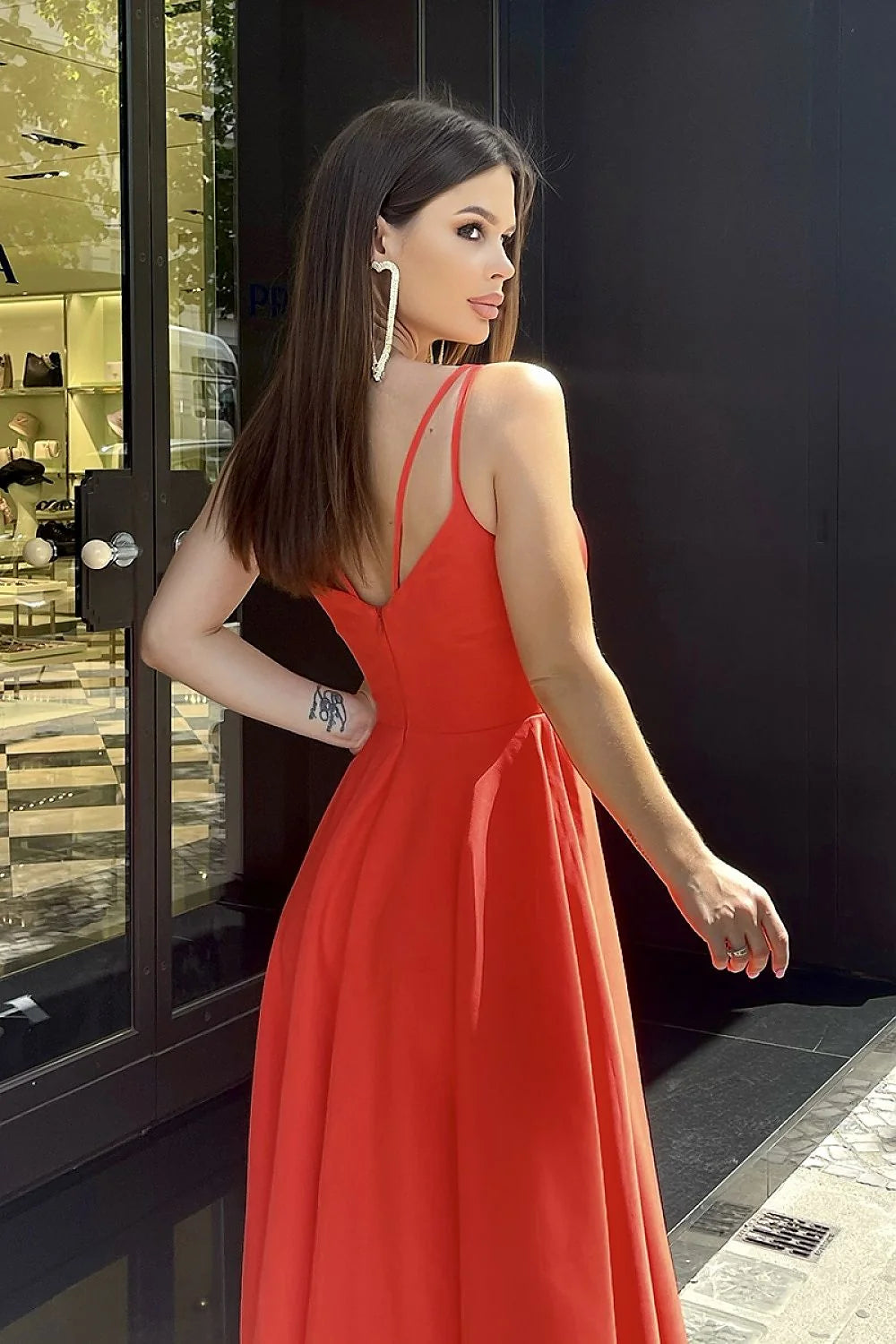Robe élégante longue pour femme en polyester et viscose, style A-line, décolleté en cœur, bretelles fines, métal decoratif, couleur rouge vif, fermeture éclair dissimulée, occasion spéciale ou formelle
