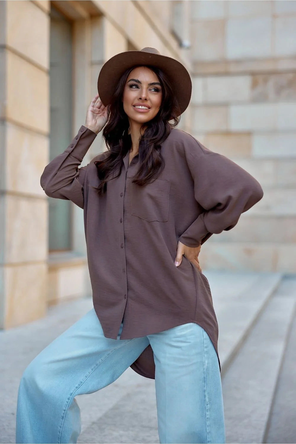 chemise femme manches longues oversize asymétrique marron taupe poche poitrine col classique poignets boutonnés tissu fluide léger ourlet fendu côtés