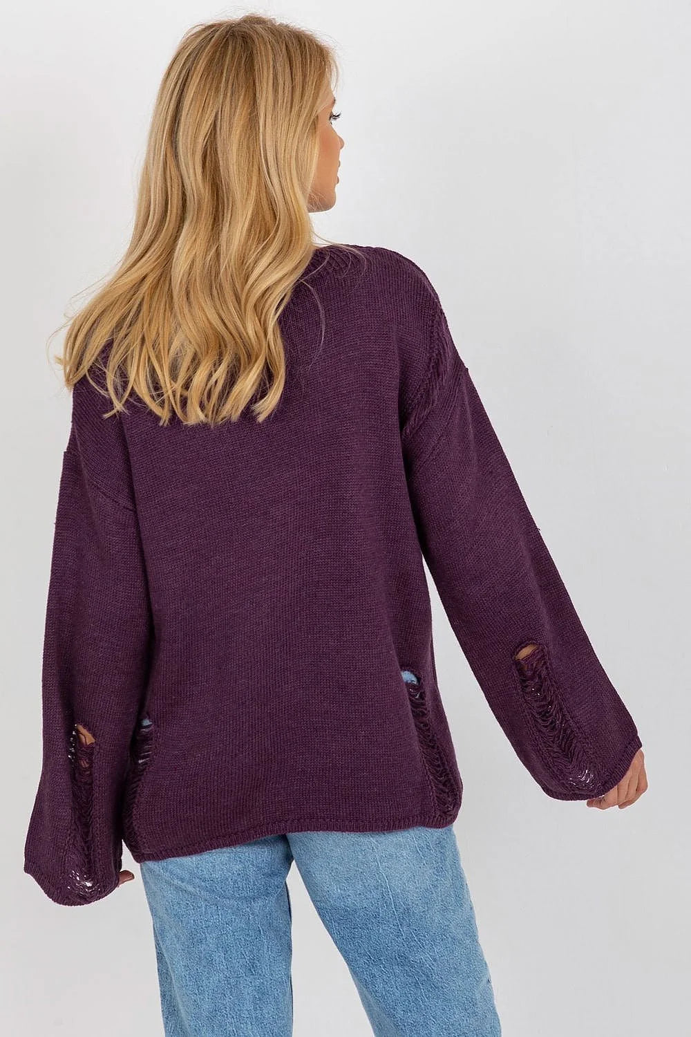 Pull à capuche pour femme, style moderne, couleur violet profond, matériau doux, coupe ample, manches longues, détails déchirés, confortable et tendance