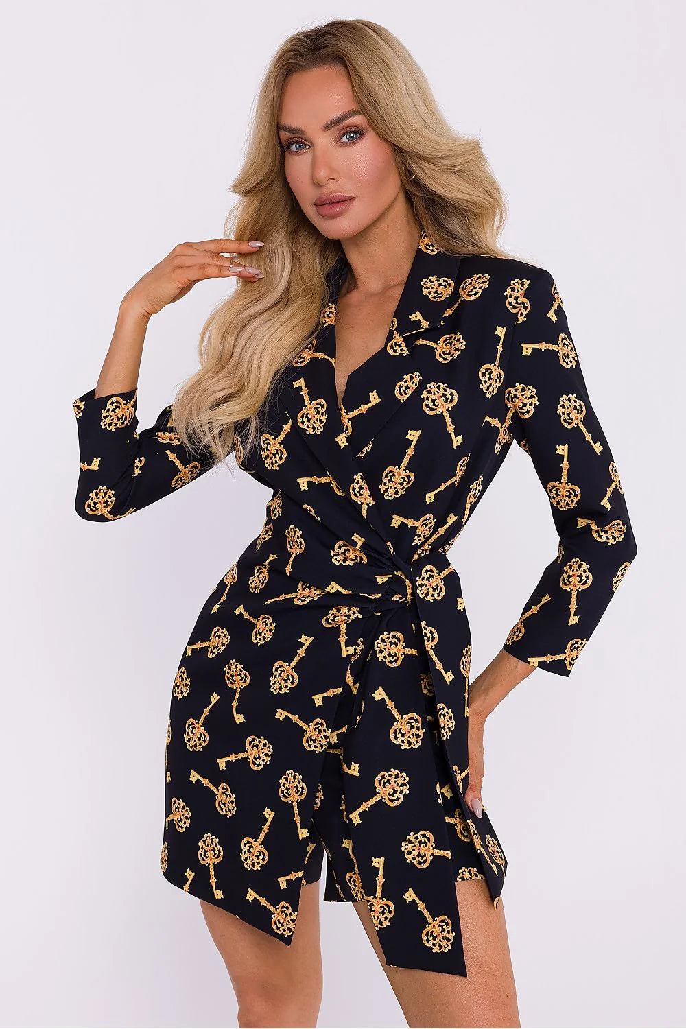 Robe wrap élégante moderne design en V col veston motif clés ornementales tissu doux ajustable taille épaules 3/4 couleur bleu marine profond femme