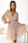 Robe de cocktail élégante Numoco pour femme, style moderne, manches longues, décolleté en V, couleur beige, tissu léger, production Polonaise, matériau doux et durable