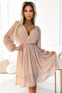 Robe de cocktail élégante Numoco pour femme, style moderne, manches longues, décolleté en V, couleur beige, tissu léger, production Polonaise, matériau doux et durable