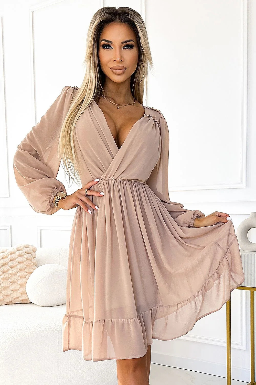 Robe de cocktail élégante Numoco pour femme, style moderne, manches longues, décolleté en V, couleur beige, tissu léger, production Polonaise, matériau doux et durable