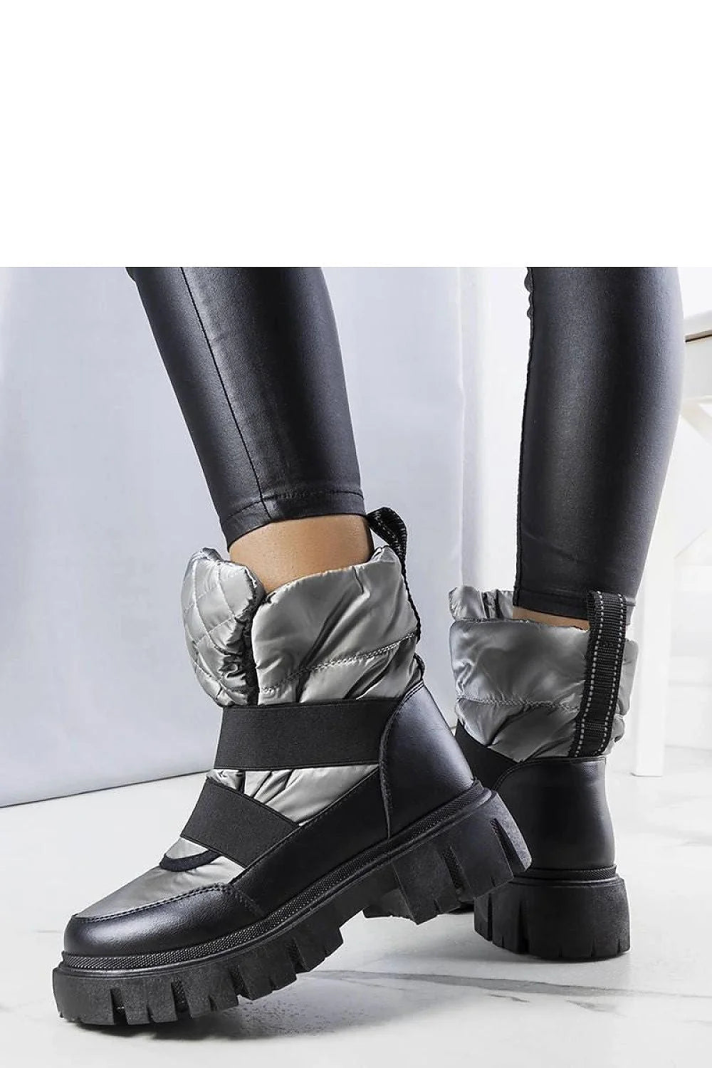 Bottes de neige pour femmes, design urbain audacieux, cuir synthétique noir, tissu matelassé argenté, semelle épaisse, fermeture élastique croisée, idéales pour les journées froides, style moderne et fonctionnel