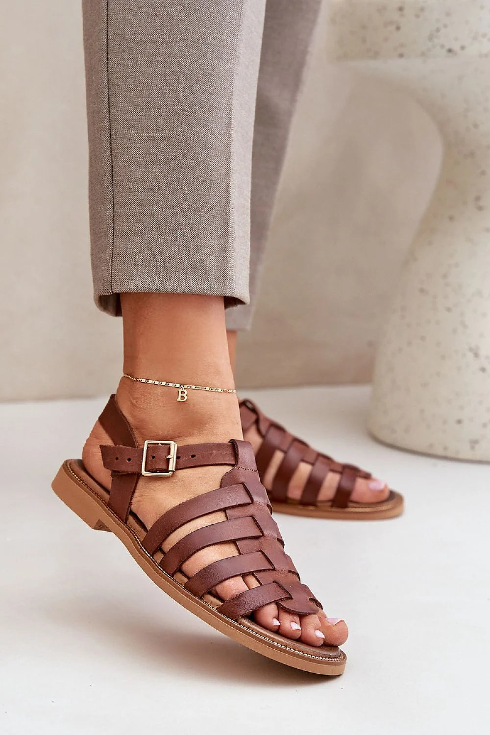 Sandales classiques élégantes pour femmes en cuir naturel marron, boucle dorée, semelle légère, style casual chic, été printemps, promenade travail social