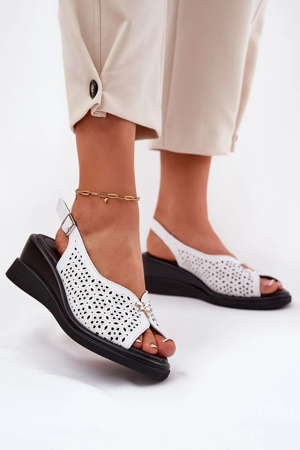 Sandales femmes cuir naturel ajourées motifs floraux décoratifs compensé été style élégant confort optimal ventilation