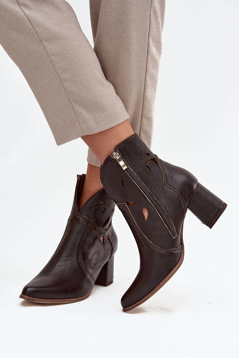 bottes femmes cuir naturel ajourées originales confort talon colonne bout pointu fermeture éclair facile polyvalentes élégantes silhouette allongée saison transition