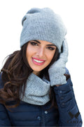 Ensemble d'hiver féminin complet bonnet écharpe gants style moderne laine douce couleur gris clair coupe ample finition raffinée