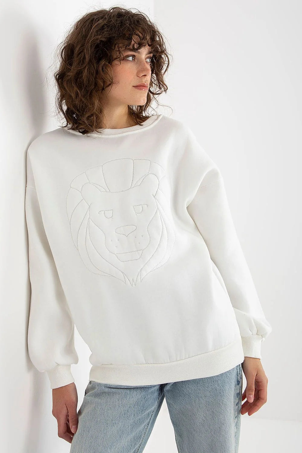 sweatshirt femme oversize molleton blanc col rond epaules tombantes manches longues bordcotes maintien broderie tete lion discret coton elasthanne