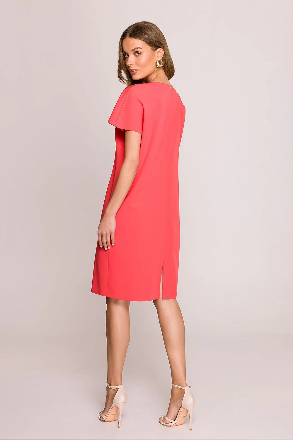 Robe femme style classique coupe ample décolleté V manches courtes couleur corail matériau léger confort