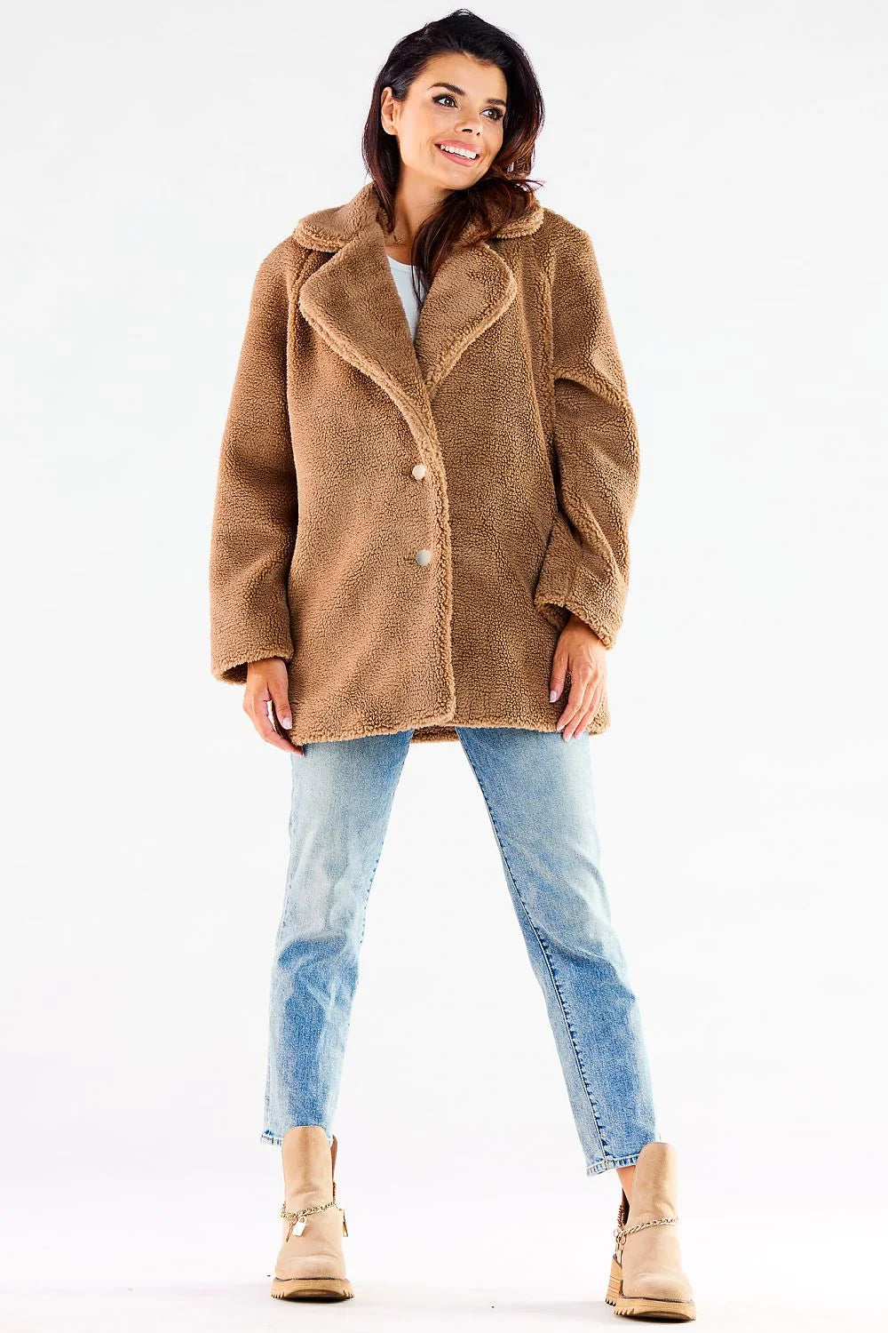 Manteau en fausse fourrure camel ample col large fermeture pressionnée poches latérales doublure en tissu polyester 100% Pologne femme automne hiver
