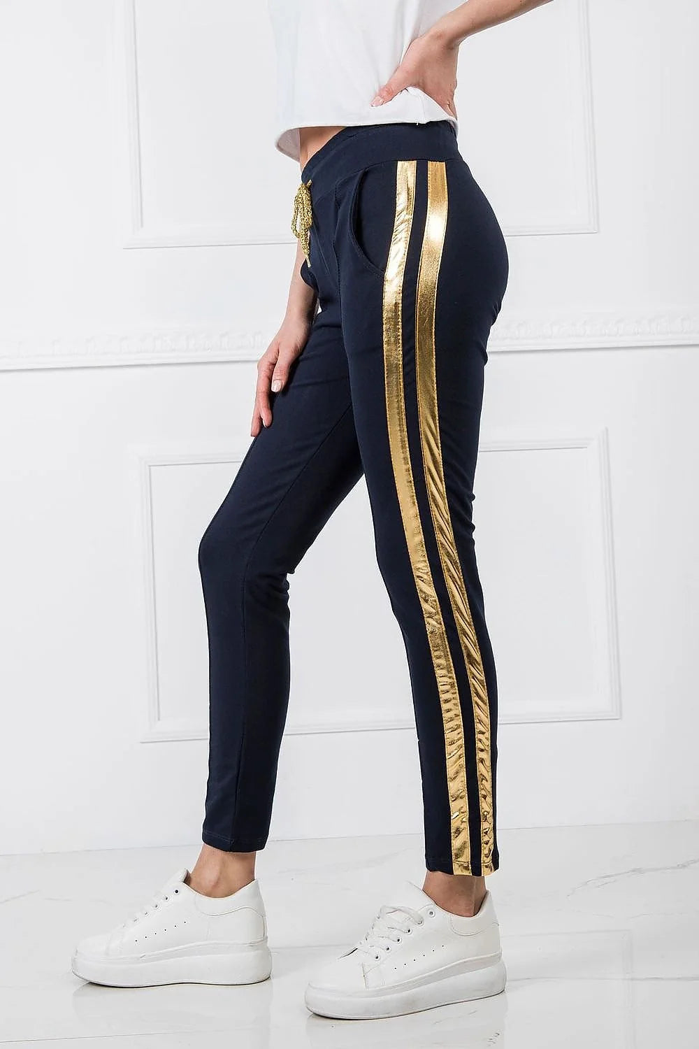 Pantalon survêtement femme style décontracté bleu marine doré coton élasthanne taille élastiquée poches latérales fuselé moderne