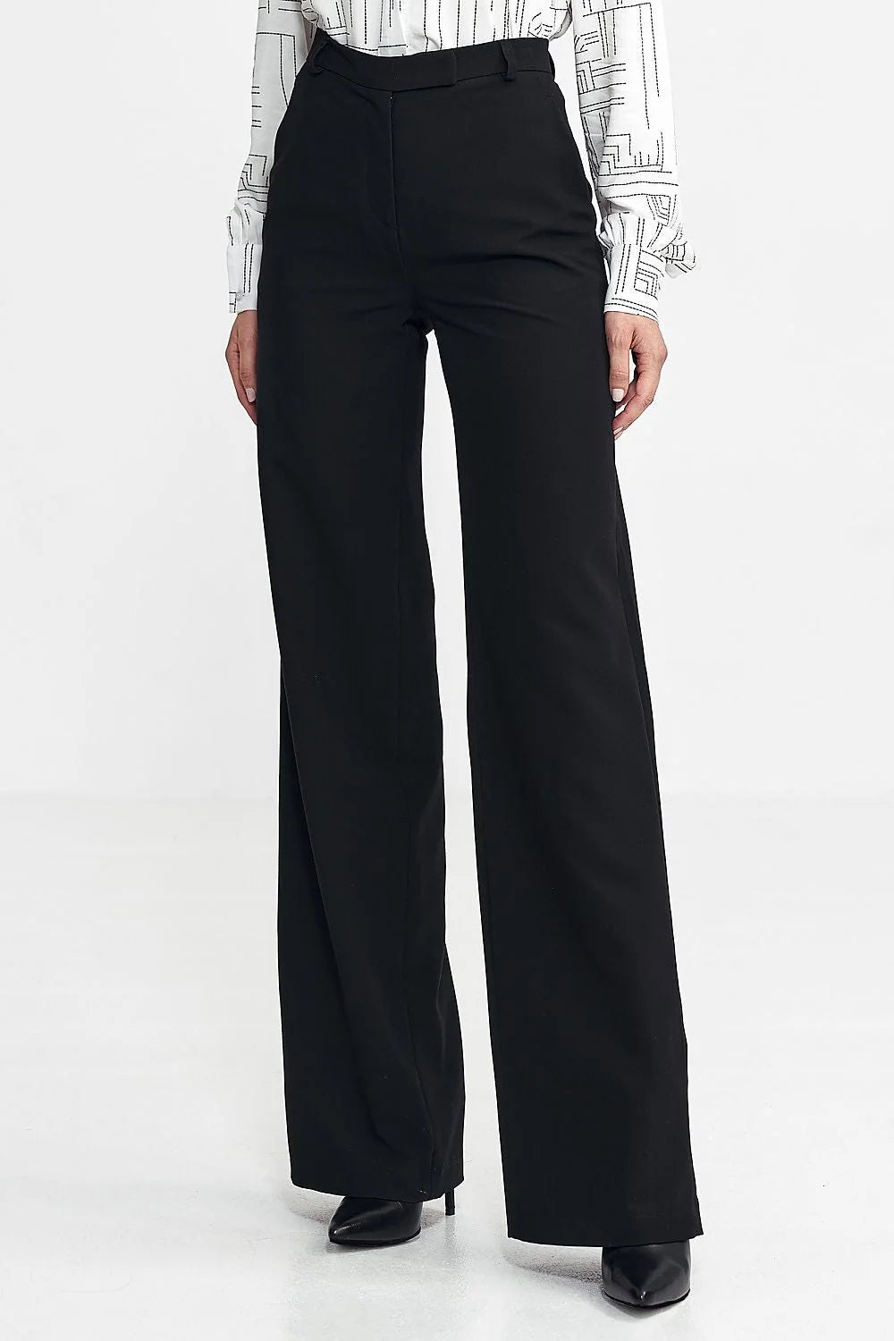 Pantalon long pour femme, coupe ajustée, taille haute, jambes larges, design moderne, élégant, couleur noire, occasion professionnelle, look intemporel, matière douce, fermeture discrète, poches pratiques
