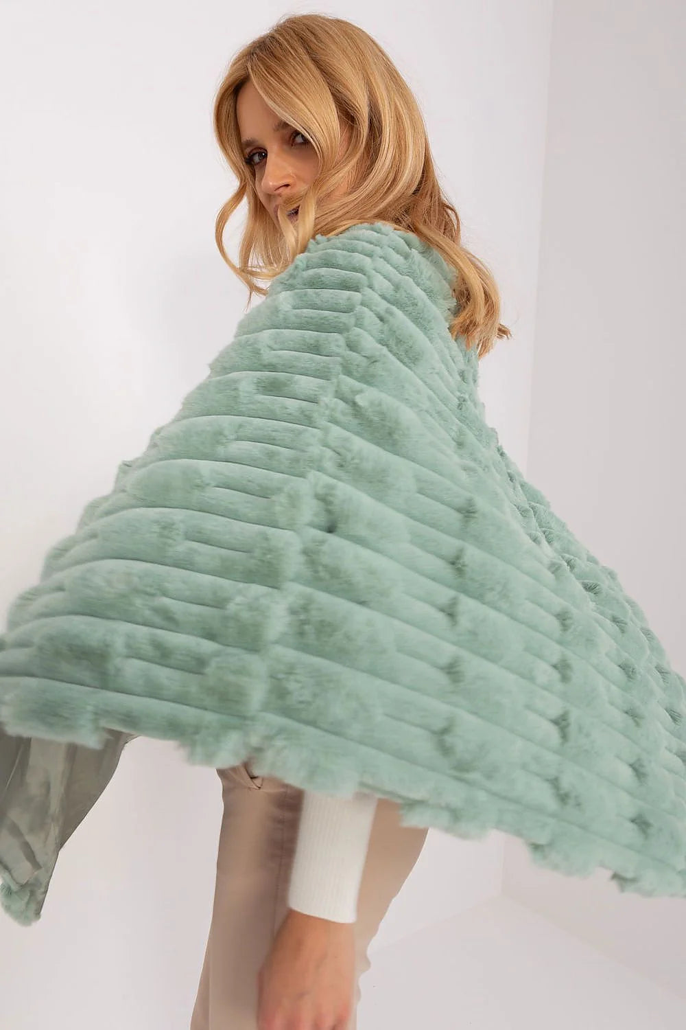 Poncho mode femme fausse fourrure vert menthe coupe ample sans manches design asymétrique texture côtelée style chic polyvalent