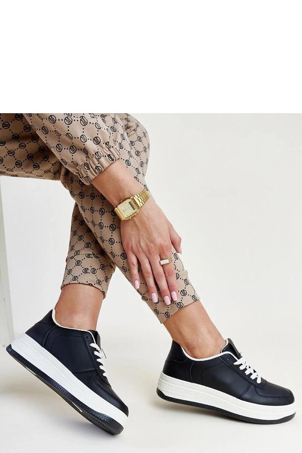 Baskets pour femmes style casual moderne design bicolore noir et blanc cuir semelle épaisse confortable