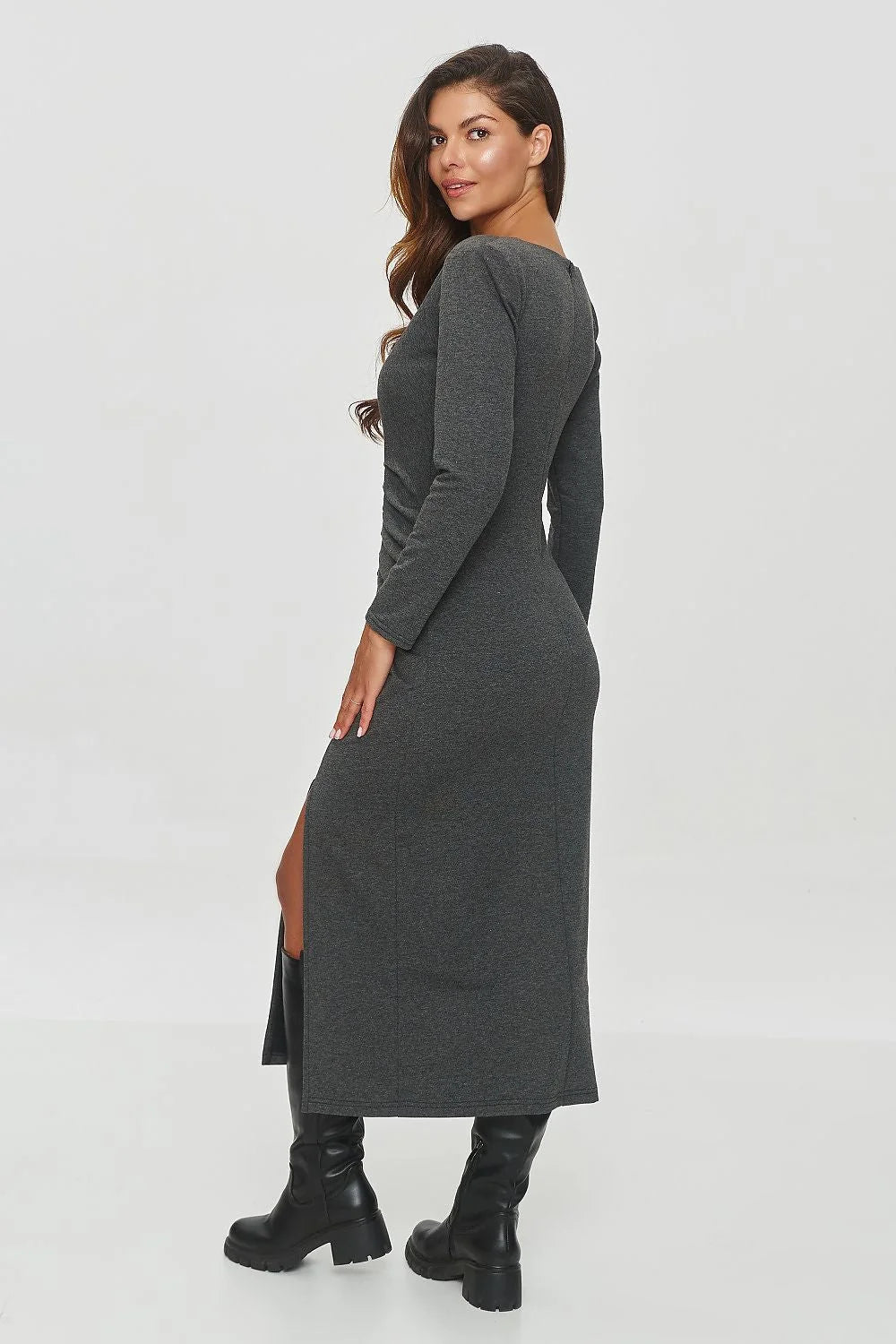 Robe de jour Makadamia élégante longue manches longues col rond ajustée grise drapé asymétrique fente latérale femmes