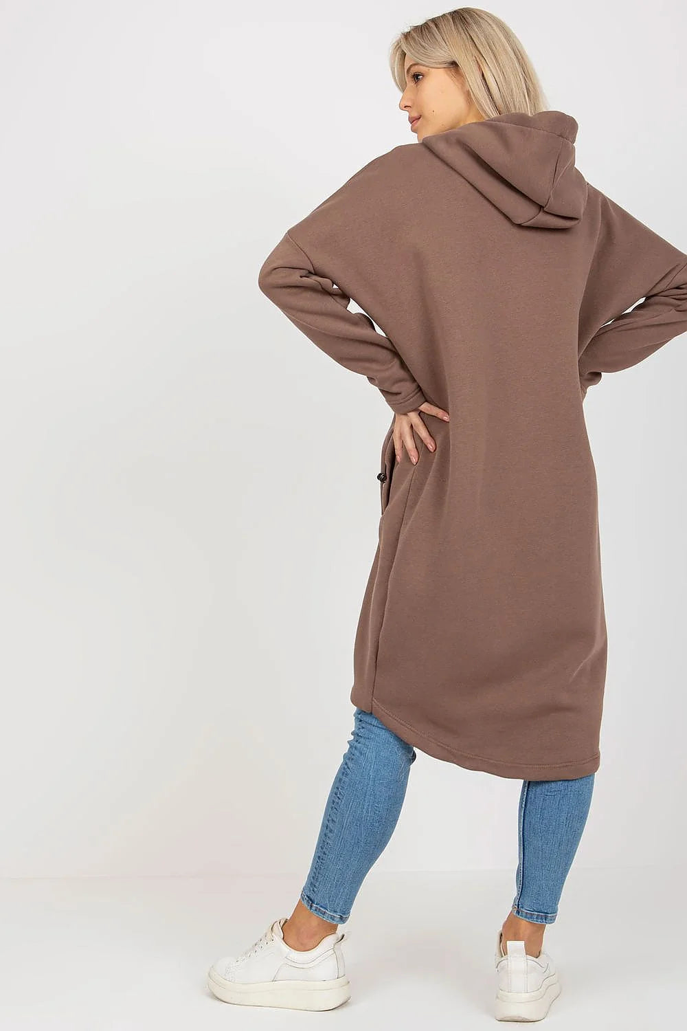 Manteau pour femmes design moderne audacieux couleur fuchsia vif coupe oversize matériau structuré fonctionnalité confort