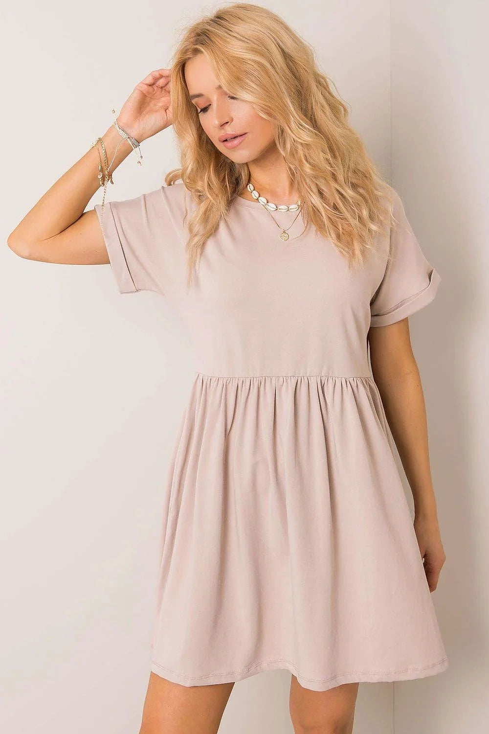 Robe de jour féminine style minimaliste ample col rond manches courtes couleur beige taupe clair femme
