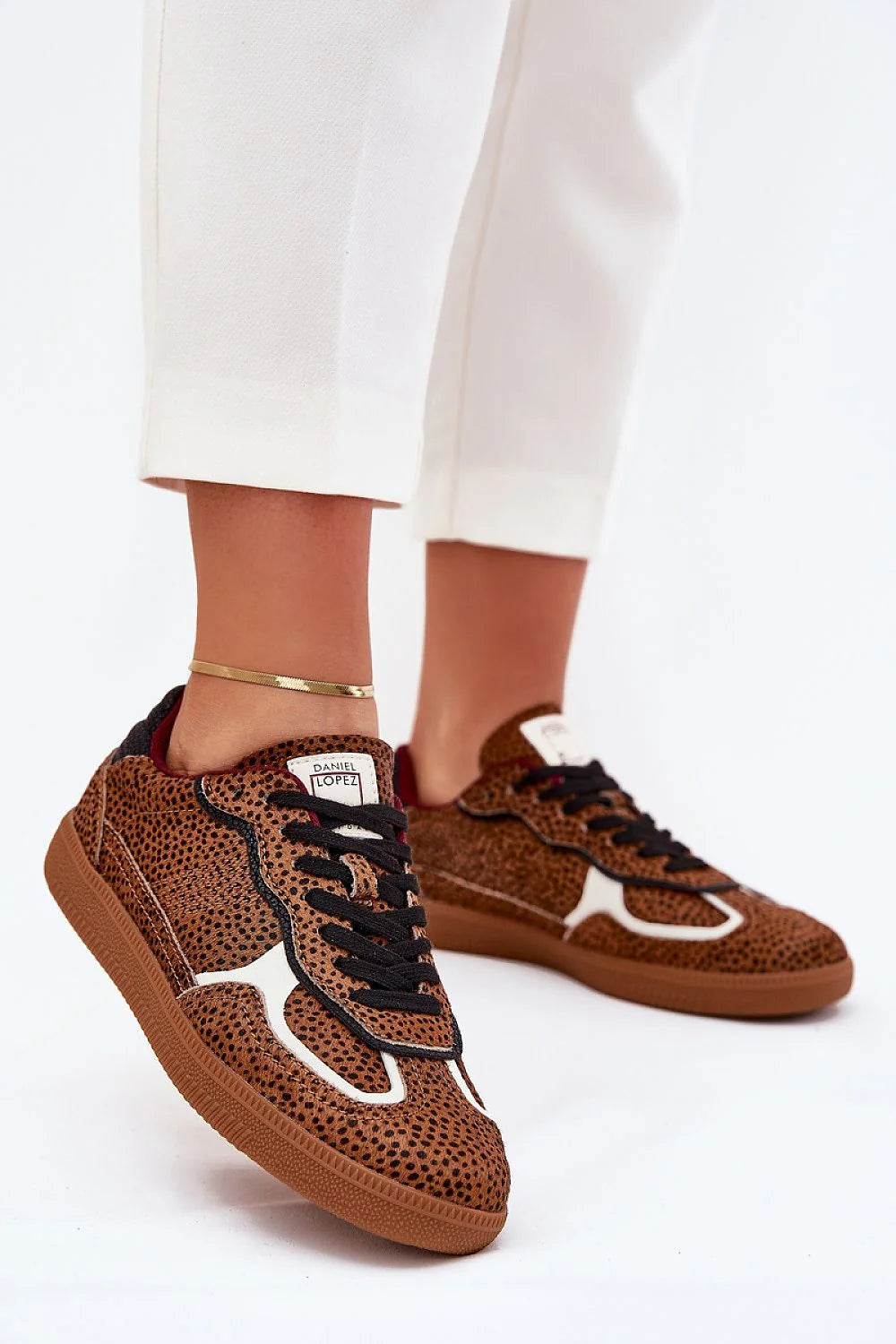 Chaussures sport femme design audacieux cuir texturé motif animal Brun Noir contrastes Blancs laces robustes maintien personnalisé semelle caoutchouc