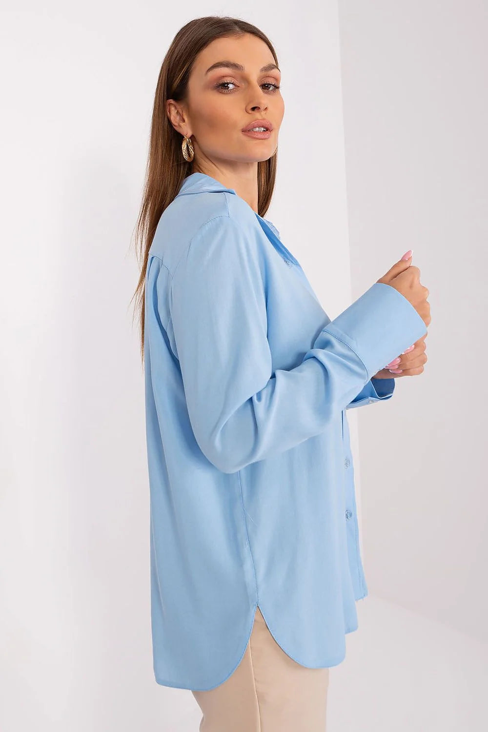 Chemise femme longues manches style classique bleu pâle viscose coupe droite col boutonné poignets boutonnés taille ajustable