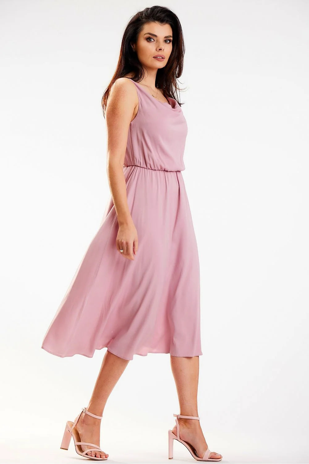 Robe élégante midi sans manches en viscose 97% en Pologne, taille ajustable, style intemporel, couleur rose poudré, robe féminine pour jours