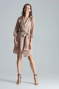 Peignoir beige élégant en satin ou polyester avec ceinture nouée manches trois-quarts col châle