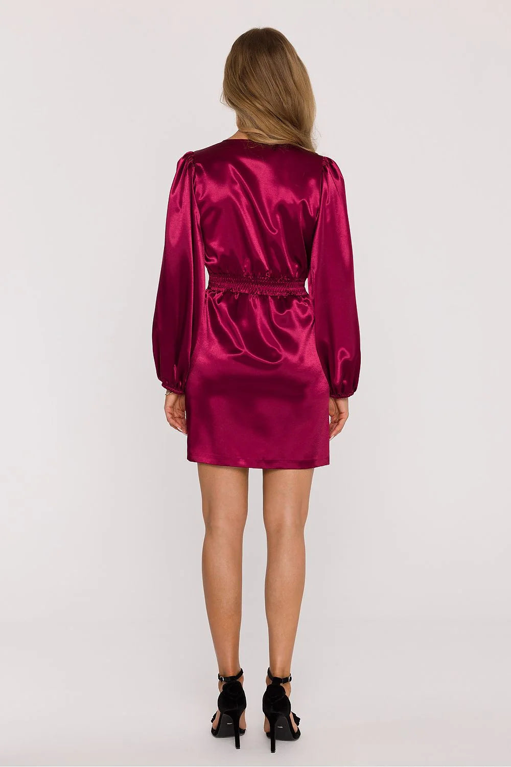 robe mini satin grenat brillant éblouissante féminine élégante cachecoeur décolleté plongeant manches bouffantes poignets élastiqués ceinture boutons recouverts